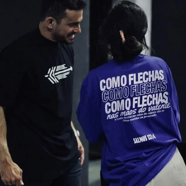 Pessoas usando camisas personalizadas para igreja