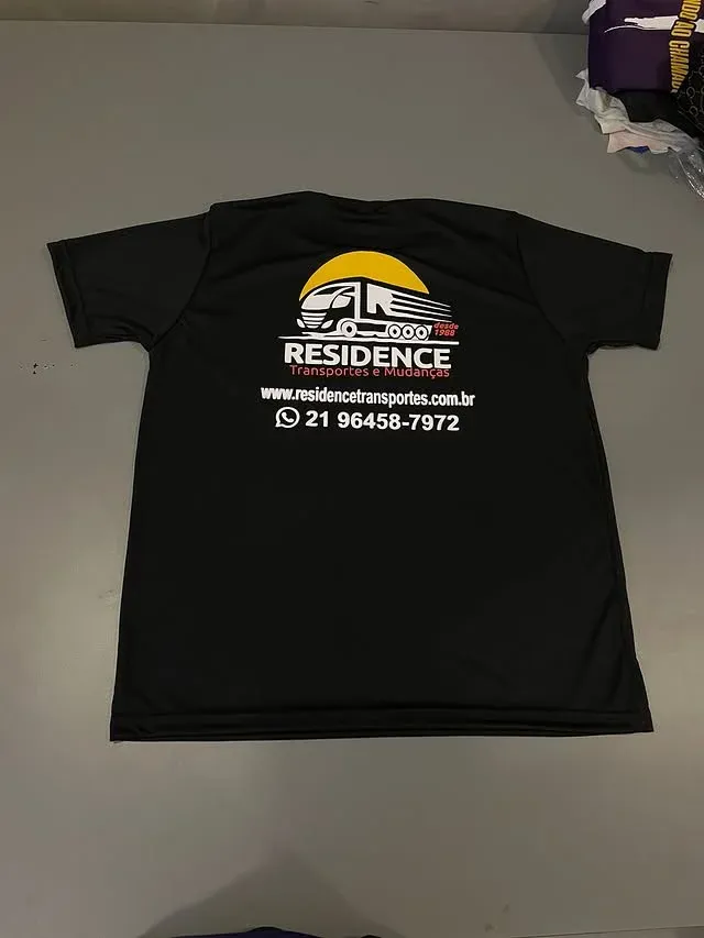Camiseta preta personalizada para transportadora