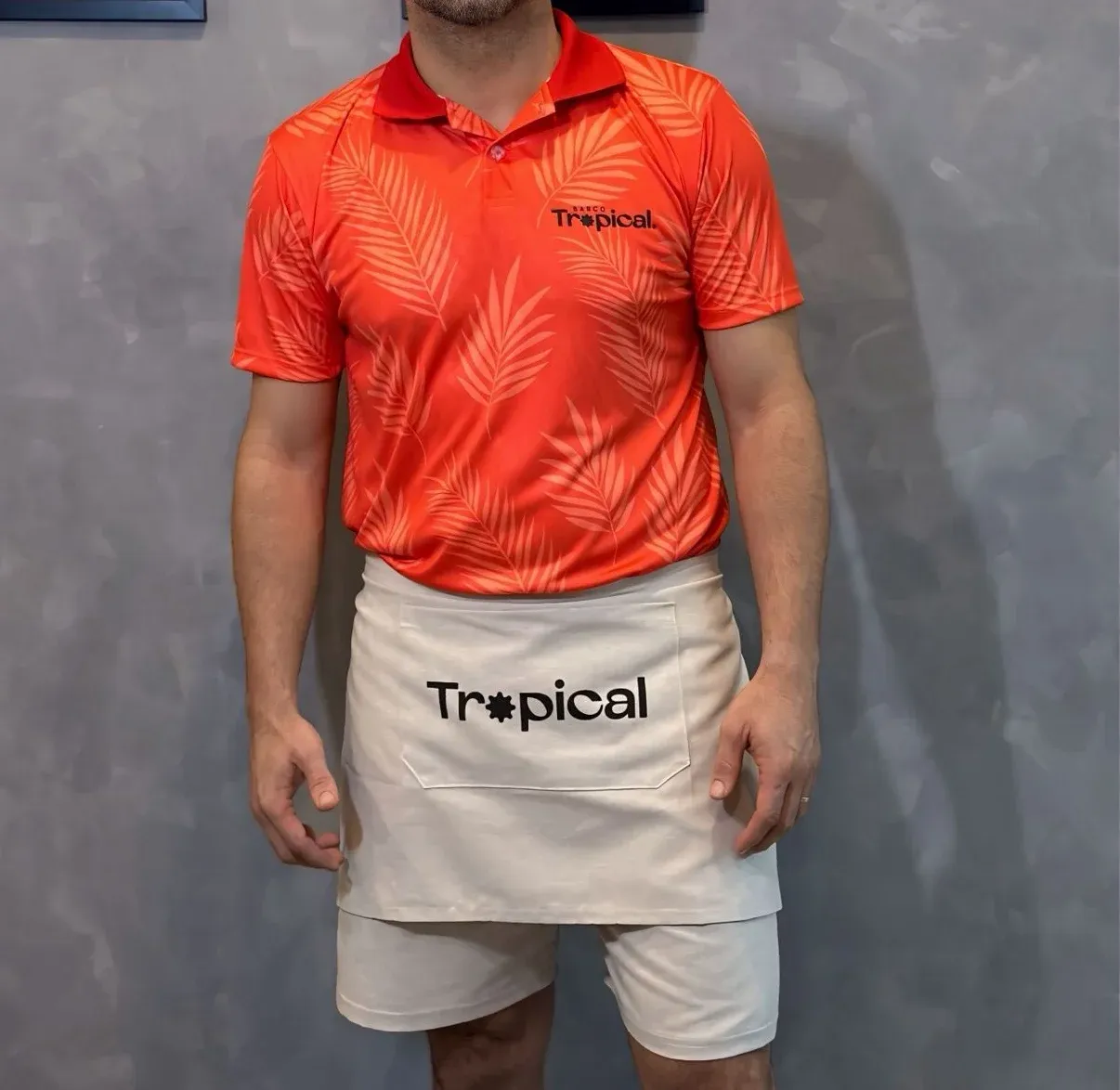 Profissional usando polo personalizada da empresa