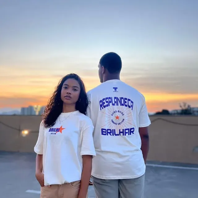 Jovens usando camisas personalizadas da igreja ao pôr do sol