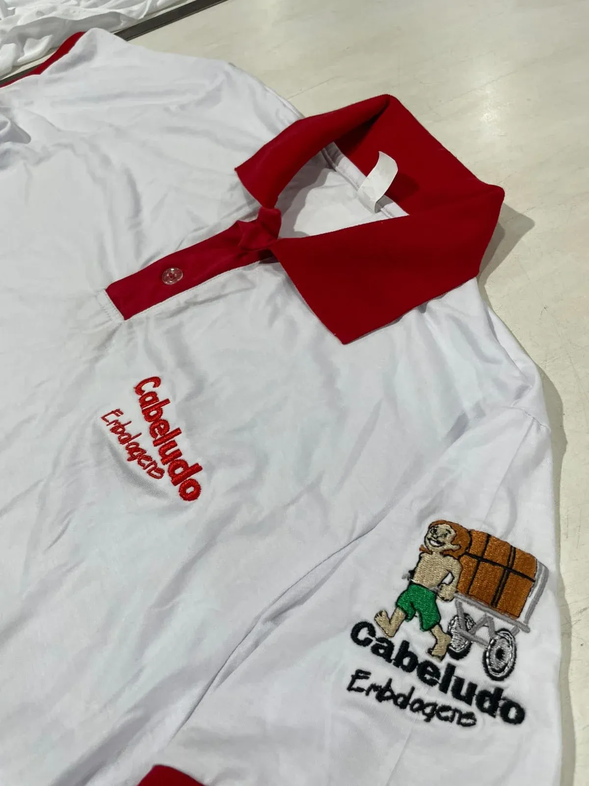 Polo branca personalizada com bordado vermelho