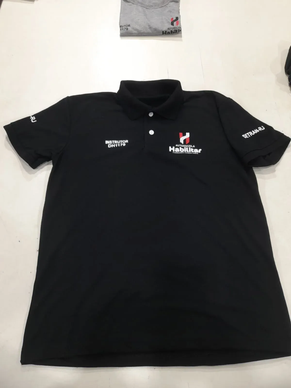 Polo preta bordada para equipe de autoescola