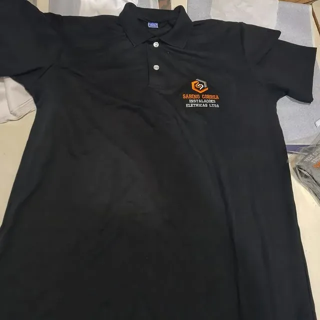 Polo preta personalizada para empresa de instalações
